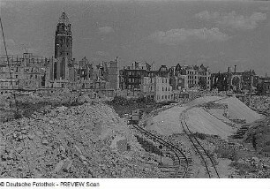 Dresden. Ruinen von Wohn- und Geschäftshäusern gegen Neues Rathaus, dazwischen Feldbahn-Gleisanlagen der "Trümmerbahn"