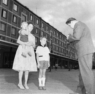 Ein Mann fotografiert seine Frau und die beiden Söhne