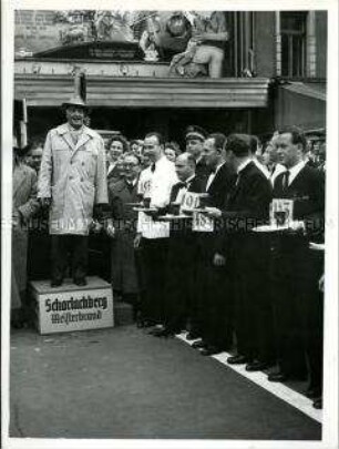 Hans Albers gibt das Startsignal für das Internationale Kellner-Derby auf dem Kurfürstendamm