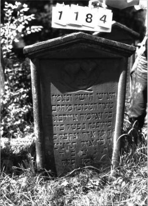 Grabstein 1184 (Index: 100098603) Maße HxBxT: 105x58x12 cm Symbolik: Trauerkranz, zwei Herzen: Grabstein 1184
