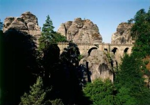 Sächsische Schweiz. Felsentor Neurathen, Große Steinschleuder, Basteimasssiv und Basteibrücke. Ansicht von der Westspitze der Felsenburg Neurathen