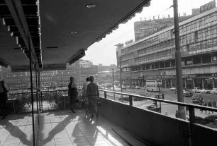 Berlin: Balkon des Haus der Nationen mit Breitscheidplatz