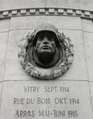 Denkmal für das 107. Infanterieregiment : Denkmal für das 107. Infanterieregiment.Sandstein, Metallguß (1921). Porträtkopf eines Soldaten. Leipzig, Südfriedhof
