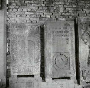 Gedenkplatte mit Kreuzrelief für Barbara von Küchenmeister, gestorben 1365 (links)