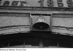 Relief "Goldene Glocke" über der Eingangstür des Hauses Moritzstraße 19