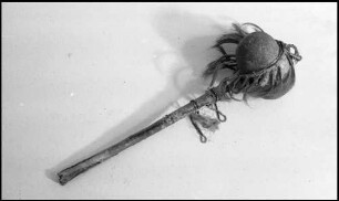 Freiburg: Völkerkundemuseum, Keule mit Steinkopf, Prärieindianer
