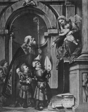 Säulen und Platten mit Flechtband-Reliefs