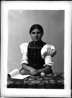 Frau in Sankt Georgener Tracht