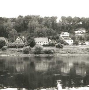 Stadt Wehlen-Pötzscha, Bahnhofstraße 4 und 3. Wohnhäuser und Bahnhof, Blick über die Elbe