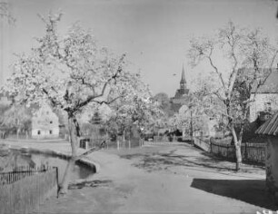 Wyhra : Wyhra. Ortsteilansicht mit Dorfteich, im Bildhintergrund links die Schule (Baujahr 1927 Architekt Curt Schiemichen) und rechts die Stephanuskirche