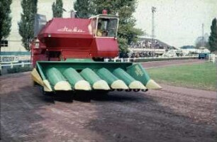 Fotografie: Erntetechnik, Mähdrescher selbstfahrend, Maispflückvorsatz, Maschinenvorführung