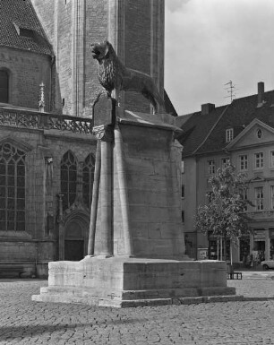 Löwendenkmal auf dem Burgplatz: Burglöwe