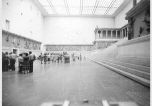 Besucher im Pergamonsaal im Pergamonmuseum