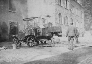 Erster Weltkrieg - "Kriegserinnerungen an Nordfrankreich und die Vogesen". "Brennendes Postauto vor der Etappenkommandantur Schirmeck" (Dép. Bas-Rhin)