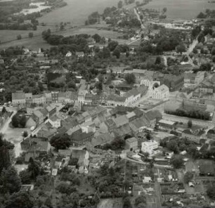 Altstadtkern. Blick über Gubener Straße, Markt mit Rathaus und Stadtkirche sowie Festungsturm