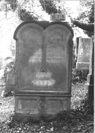 Grabstein 175 (Index: 99786068) Zustand: Vorderseite: obere Hälfte und Ränder abgeblättert Maße HxBxT: 163x94x27 cm Besonderheit: Doppelgrab (für Eheleute?): Grabstein 175