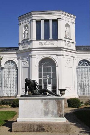 Putbus - Orangeriegebäude : Die klassizistische Orangerie im Park. Aufgenommen am 20. April 2011 auf der Insel Rügen in Putbus