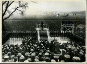 Adolf Hitler spricht auf der Mai-Kundgebung auf dem Tempelhofer Feld