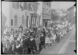 Fidelisfest in Sigmaringen 1934; Prozession in der Antonstraße, am linken Bildrand Cafe Stumpp, im Hintergrund Prinzenpalais