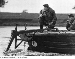 Deutschland . Nationale Volksarmee - Landstreitkräfte. Taktische Übung der Pioniertruppen. Bugsierboot (Teilansicht) mit zwei Pionieren