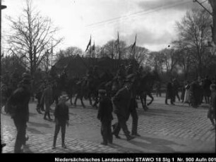 Rückkehr des Feld-Artillerie-Regiments Nr. 46 und Einzug der Regierungstruppen in Wolfenbüttel Enthält: Platte 12, Soldaten mit Standarten zu Pferd, Zuschauer
