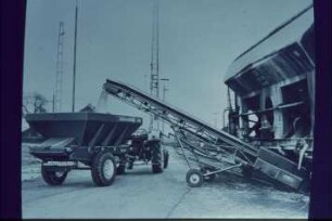 Fotografie: Ein- und Auslagerungstechnik, Mineraldünger, Mineraldüngerstreuer, Eisenbahnwaggon, Förderband, Großraumstreuer