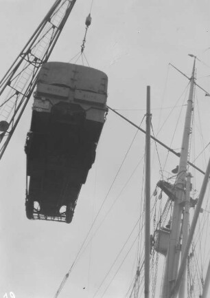 Verladen der Lastwagen : Ein Lastwagen wird an einem Kran hochgezogen