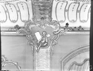 Potsdam, Neues Palais, Friedrich-Wohnung, Blaue Kammer, R.: 179, Ornament am Übergang zur Decke rechts des östl. Spiegel.