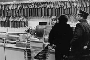 Wurststand in der Konsum-Kaufhalle