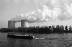 Biblis: Dampfwolke des Atomkraftwerks, mit Licht von Süden
