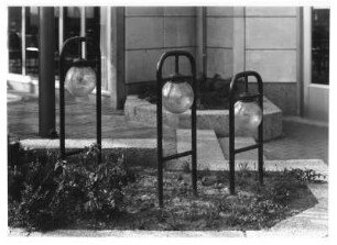 Drei Straßenleuchten : Dresden-Neustadt, Straße der Befreiung, vor Straßengaststätte "Löwe". Drei Straßenleuchten (um 1988; Glaskugeln, getönt, Metall, schwarz gespritzt; Höhen 104, 98 und 82 cm)