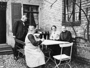 Schönlanke (Trzcianka/Polen). Gruppenaufnahme im Hinterhof eines Wohnhauses (vermutlich Angehörige der Familie des Fotografen)