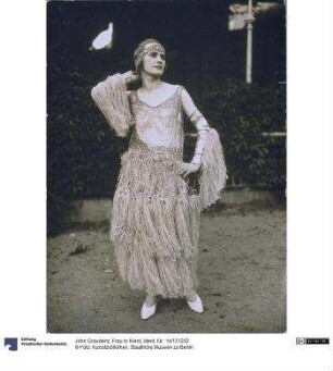 Frau in Kleid