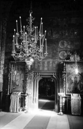 Valea Putnei: Kirchenraum, Tor zum Vorraum von innen mit Leuchter