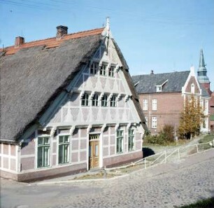 Altes Land : Altes Land. Bauernhaus im Fachwerkstil mit Reetdach