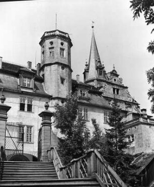 Öhringen. Schloß. (1611/1614, 1681/1683, 1714/1715; G. Kern, P. Platz). Teilansicht mit Treppenanlage
