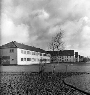 Ahrensburg: Hermann-Löns-Straße: erster Bauabschnitt: Außenansicht: hinten Wohnblocks