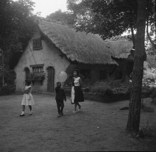 Niederlande. Kaatsheuvel, Europalaan 1. De Efteling, Freizeitpark mit Märchenwald. Blick auf ein strohgedecktes Haus, wohl der 7 Zwerge aus dem Märchen Schneewittchen