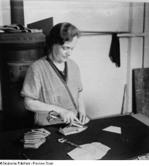 Arbeiterin beim Zuschnitt, Täschnerwarenfabrik, Berlin, 1945