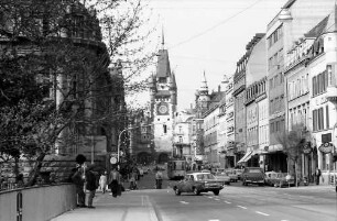 Freiburg: Kaiser-Joseph-Straße mit Martinstor von der O-Brücke
