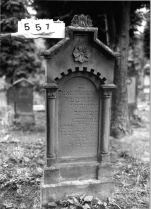 Grabstein 551 (Index: 100095117) Maße HxBxT: 148x50x19 cm Symbolik: Blumenkranz: Grabstein 551