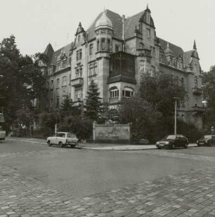 Dresden-Südvorstadt, George-Bähr-Straße 18 und 20 / Helmholtzstraße 4. Kopfbau Wohnhauszeile (1900; E. Sommerschuh). Eckansicht
