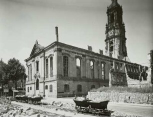 Trümmerbahn vor der Ruine der Dresdner Dreikönigskirche : Dresden-Neustadt, Hauptstraße. Ruine der Dreikönigskirche. Ansicht mit Trümmerbahn von Nord-Nordosten