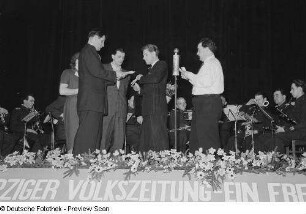 Heinz Quermann und weitere Personen auf der Bühne bei einer „Ring-frei“-Veranstaltung der Leipziger Volkszeitung im Kino Capitol