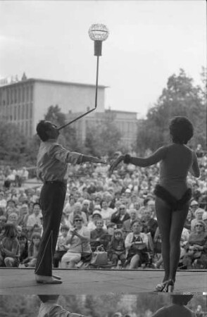 Eröffnung der Sommersaison auf der Seebühne im Stadtgarten mit der Artistik-Show "Seebühne International" unter Moderation von Jonny Guitarr