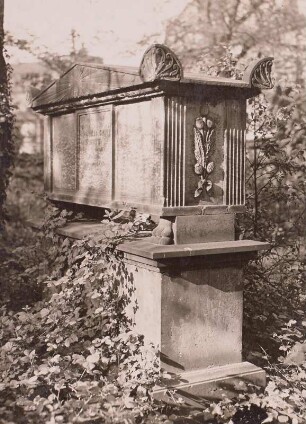 Dresden, Eliasfriedhof. Grabmal eines Unbekannten. Sarkophag mit Mohnkapsel-Strauß