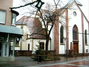 Ansicht von Nordosten mit Gotischem Chor und neuer Kirche (Klassizistisch-historisierend) im ehemaligen Kirchhof