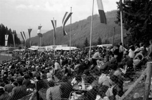 Schauinsland: Publikum; Hintergrund Fahnenstangen