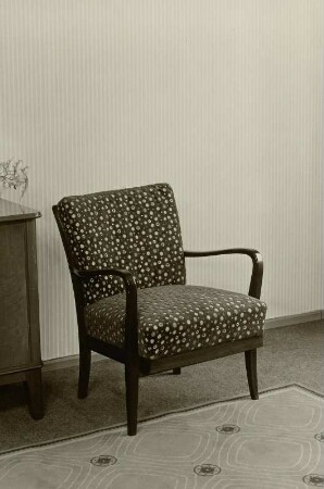 Sessel : Sessel (1956; Sächsische Sitzmöbelwerkstätten Waldheim) in Ausstellungskoje