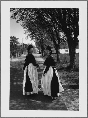 Frauen in friesischer Nationaltracht in Nieblum, Insel Föhr